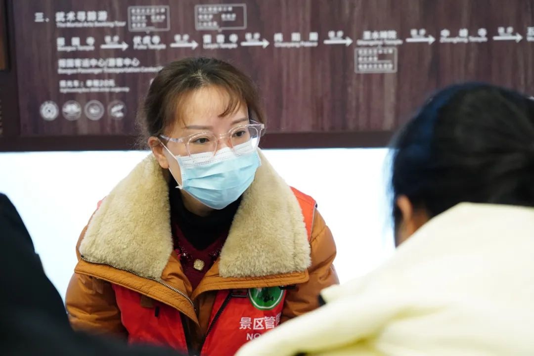 峨眉山即将退休满一年的彭宁，为何在景区如此尽心服务？  第2张