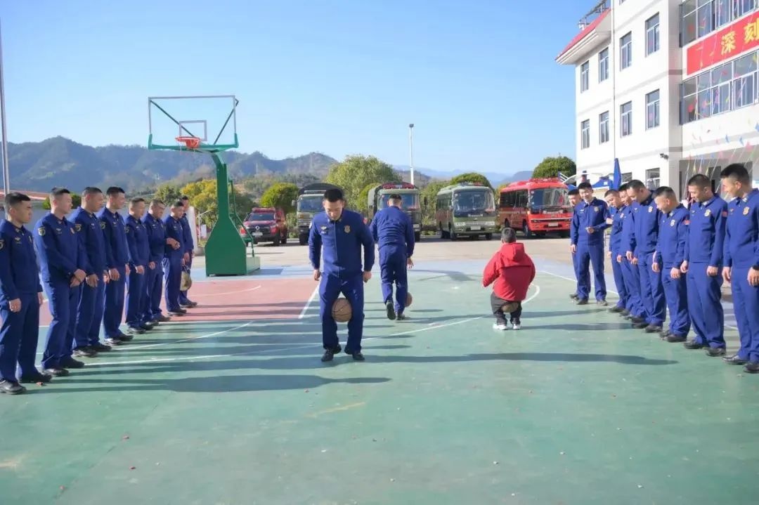 新春佳节，指战员们如何用欢声笑语为冬日增添节日喜悦？  第2张