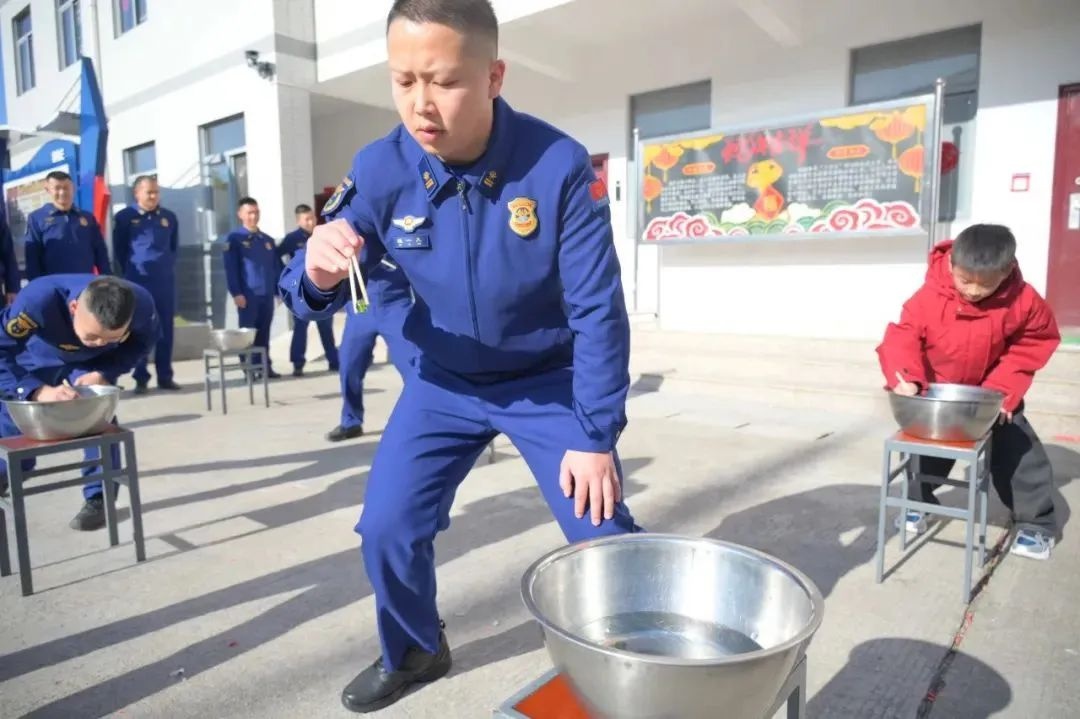 新春佳节，指战员们如何用欢声笑语为冬日增添节日喜悦？  第4张