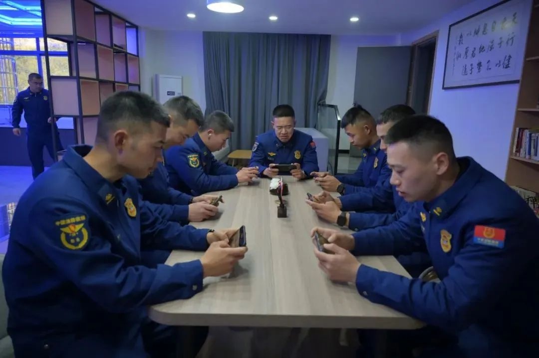 新春佳节，指战员们如何用欢声笑语为冬日增添节日喜悦？  第6张