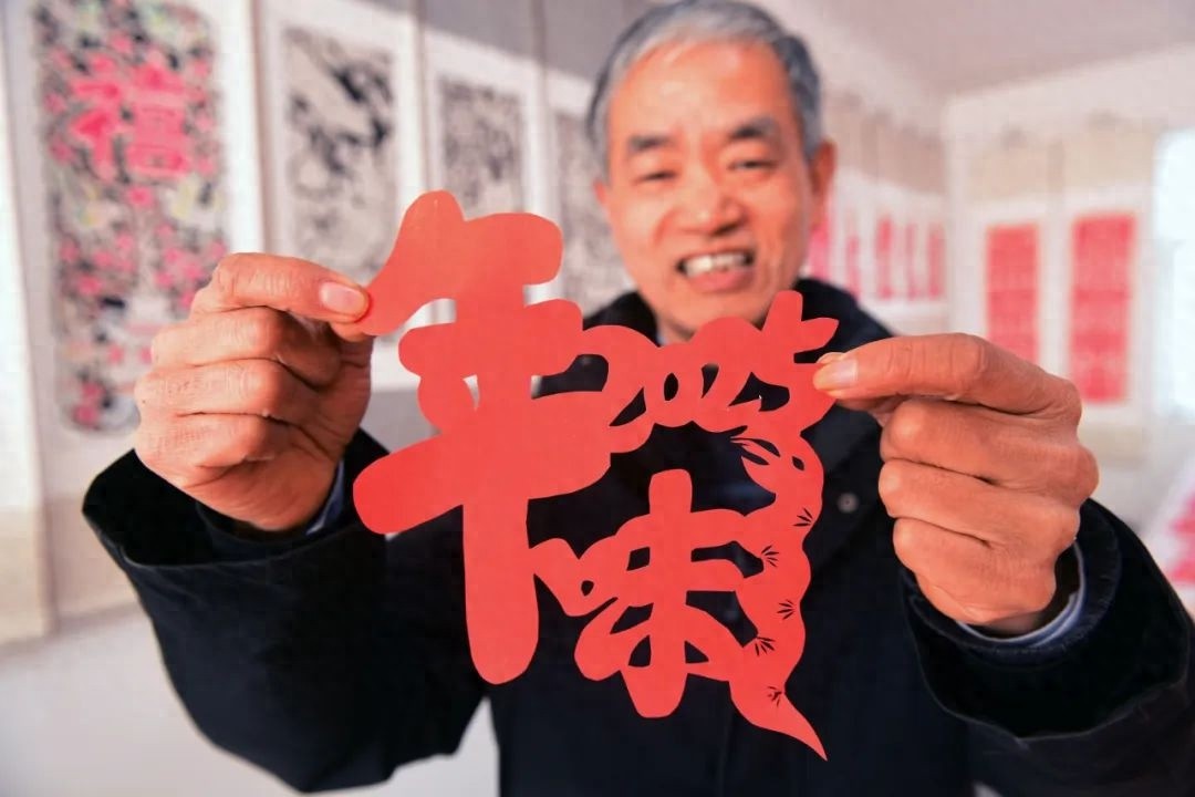 2025年央视春晚吉祥物巳升升，阜阳非遗剪纸艺术家如何用蛇年主题剪纸惊艳全场？