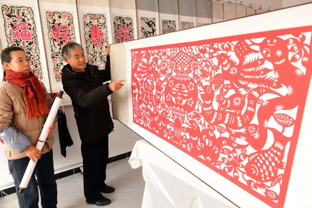 2025年央视春晚吉祥物巳升升，阜阳非遗剪纸艺术家如何用蛇年主题剪纸惊艳全场？  第2张