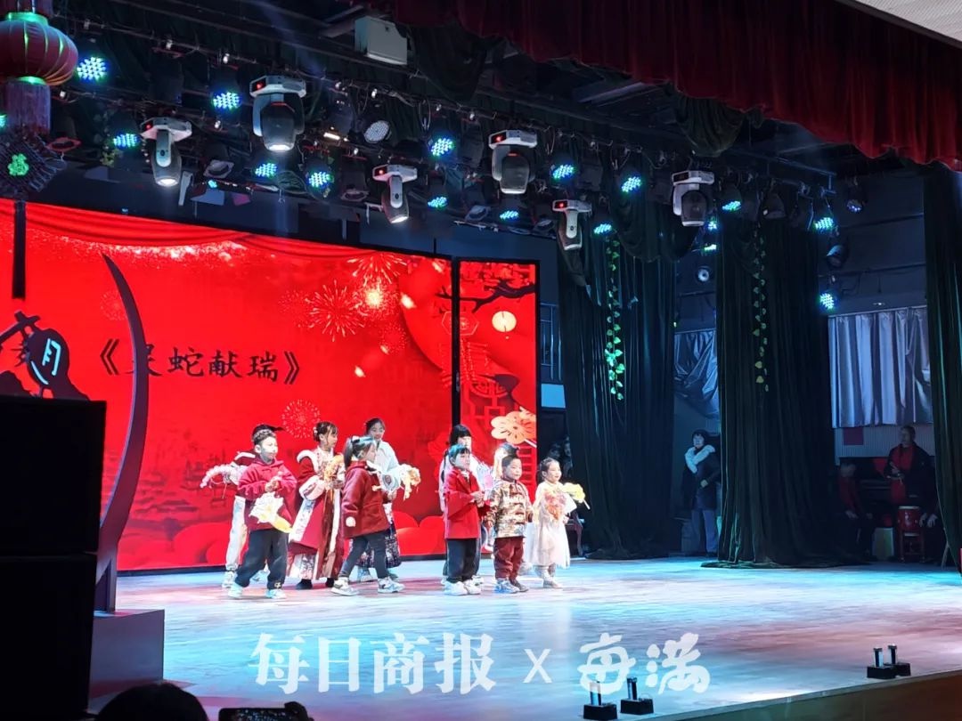 你知道中国第一台乡村春节联欢晚会在哪里诞生吗？月山村晚45年传奇揭秘  第3张