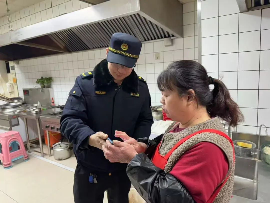 春节团圆时，他们为何选择坚守岗位？揭秘城管人的无私奉献  第12张