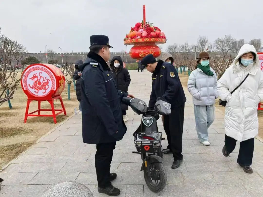 春节团圆时，他们为何选择坚守岗位？揭秘城管人的无私奉献  第4张
