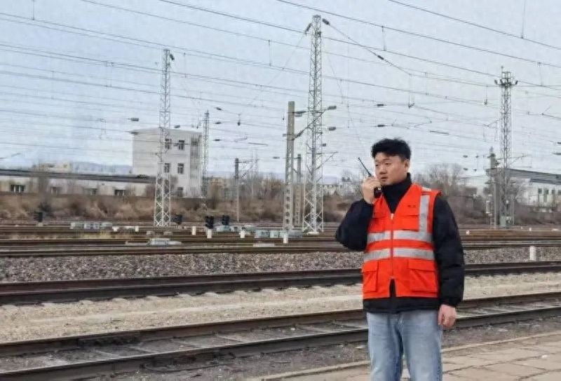 25岁就当工长迎春运！他能否担起重任？