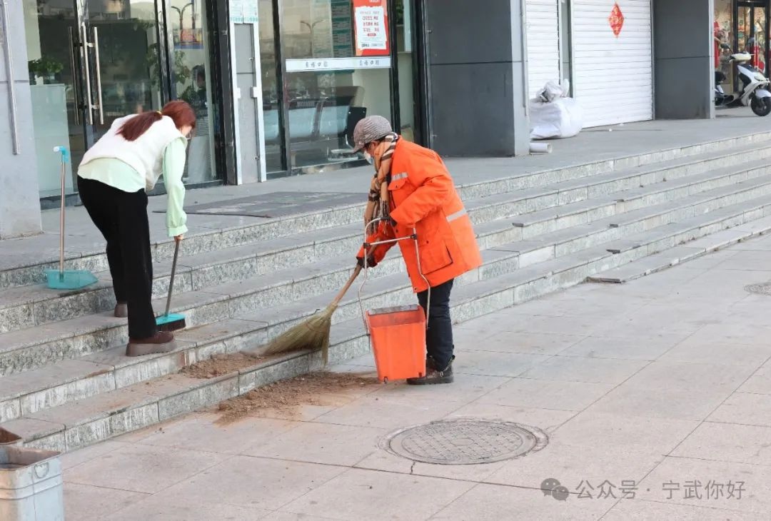 春节团圆时，环卫工坚守岗位！你知道他们背后的感人故事吗?  第2张