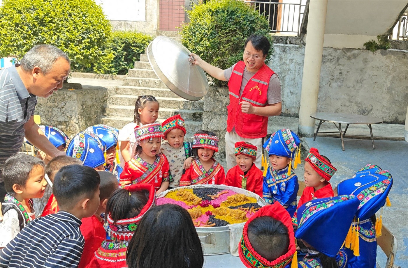 广西高校驻村队员竟把小学变成民俗大舞台？三月三活动太惊艳