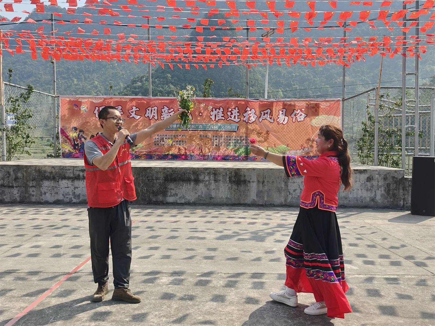 广西高校驻村队员竟把小学变成民俗大舞台？三月三活动太惊艳  第6张