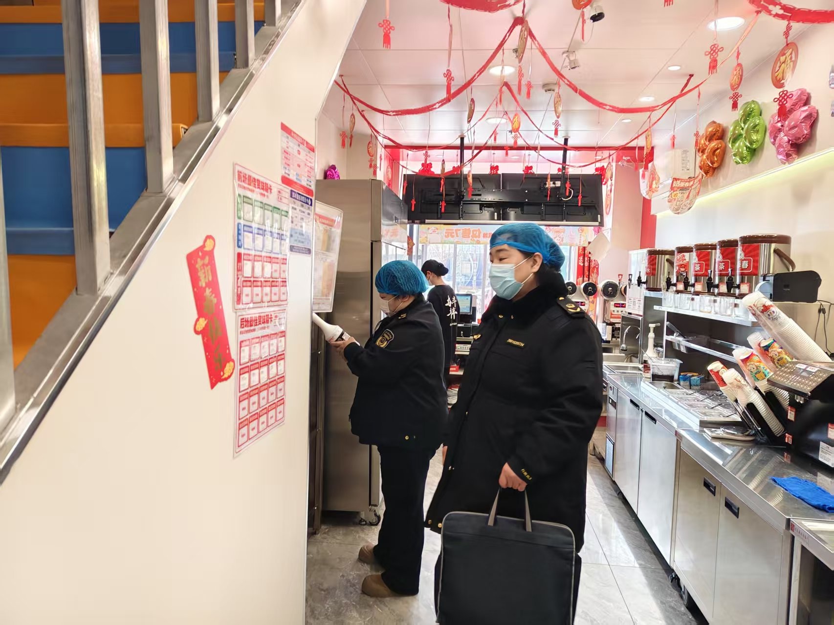 西固区市场监管所查自制饮品店食品安全，你喝的还安全吗?  第2张