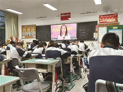 初三临考氛围紧张，班主任一张照片为何让大家觉得好玩？