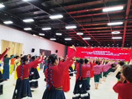 400人齐跳广场舞，企业员工为何如此疯狂？