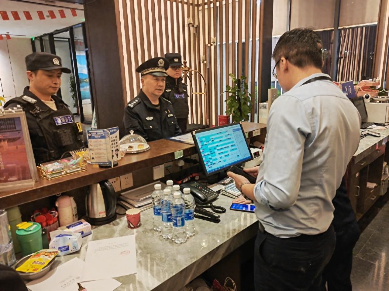 湘潭雨湖警方联合多部门大行动：黄赌毒无处遁形?