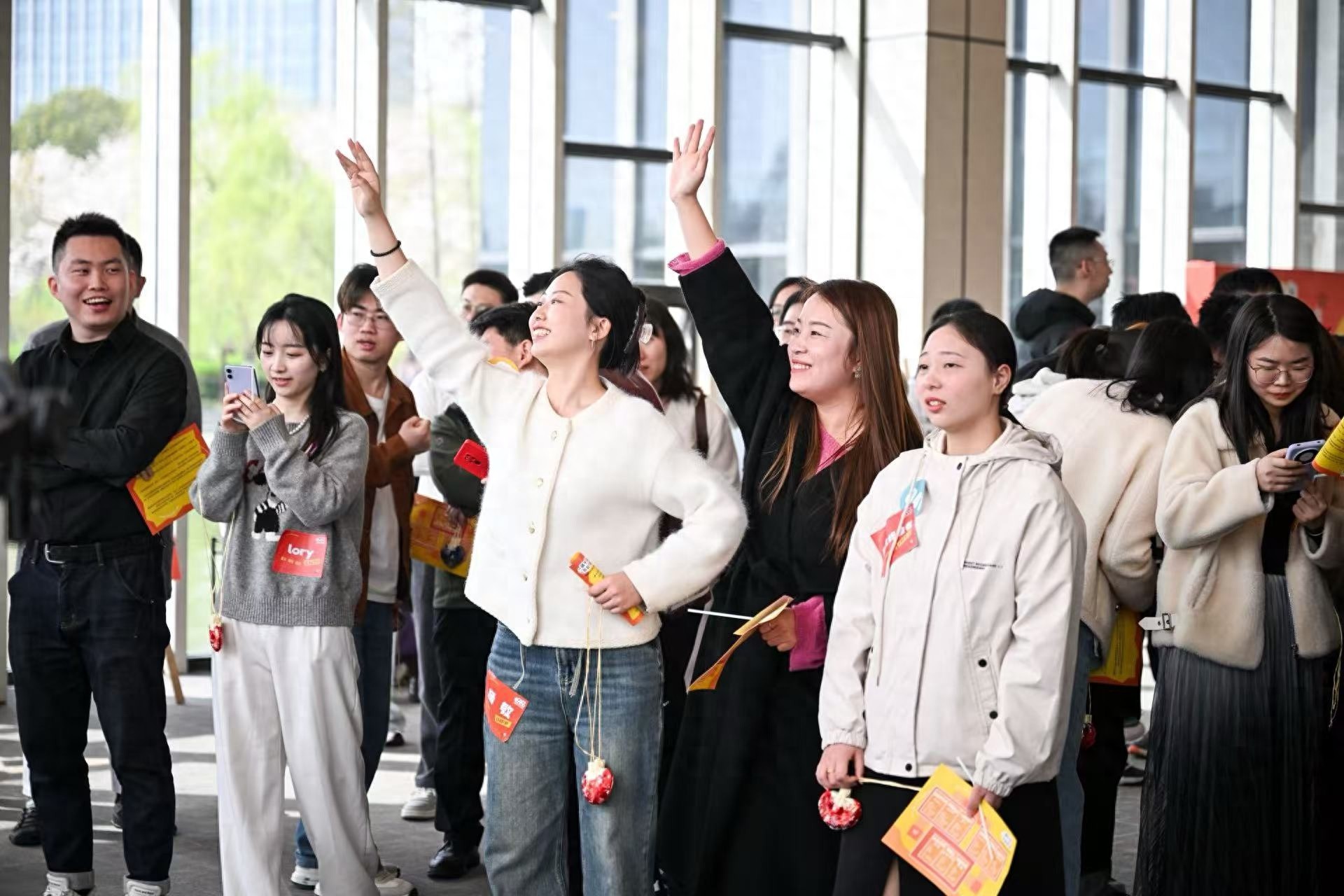 大宁公园樱花郁金香盛绽!100名青年职工为何在此交友?  第1张