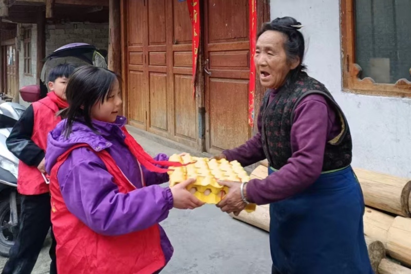 留守儿童挖春笋送老人：跨越代际的温暖如何传递?  第3张