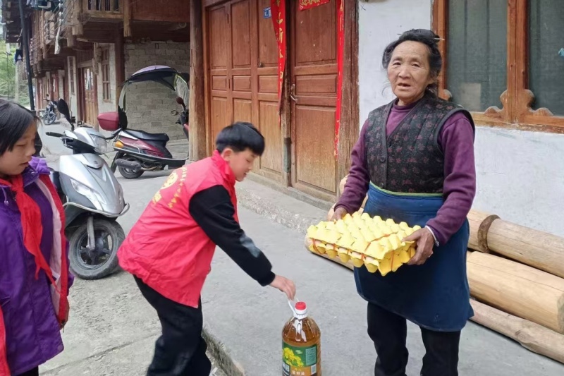 留守儿童挖春笋送老人：跨越代际的温暖如何传递?  第4张