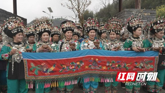 湘西凤凰苗族‘三月三’情人节震撼来袭！古老苗寨如何焕发新生机？  第3张