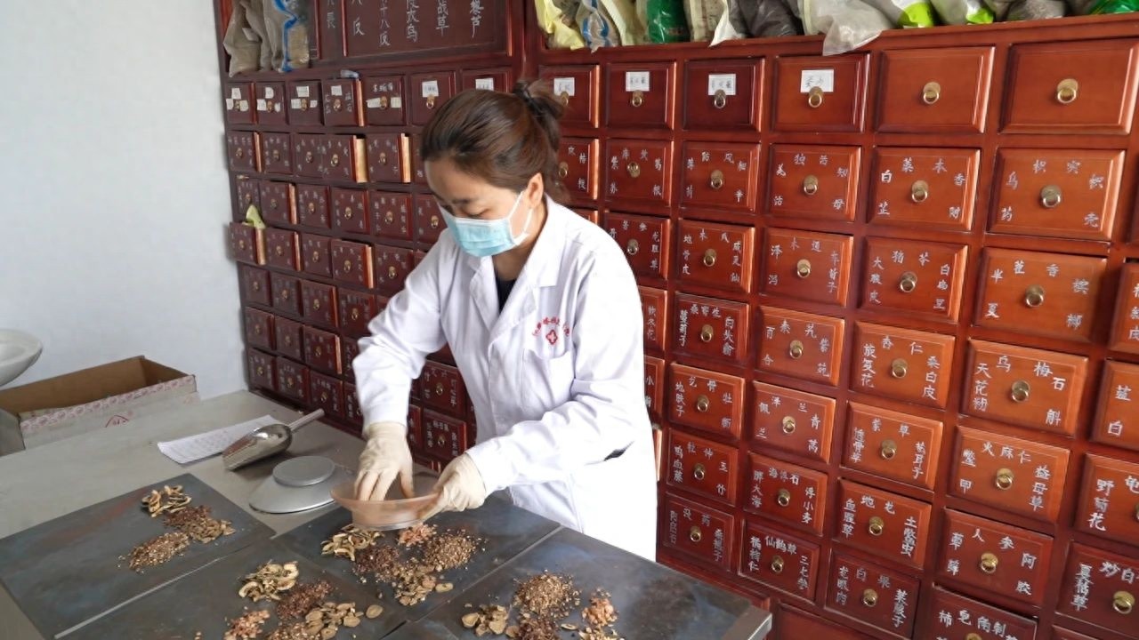达茂旗蒙医护士扎根基层！她为何这样做呢?