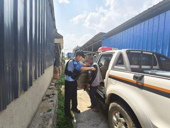失而复得的挎包竟被陌生人捡走？民警暖心相助，结局让人感动